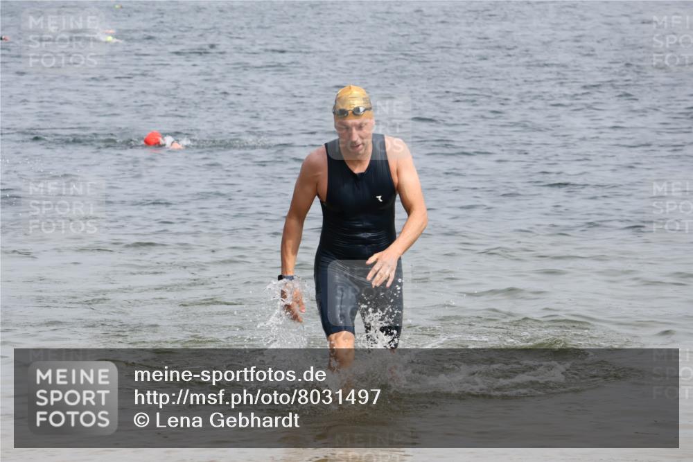 15.06.2025 - 27. Vierlanden-Triathlon Lena Gebhardt http://msf.ph/oto/8031497 15.06.2025 11:10:57 Schwimmen 832, 861, 947 meine-sportfotos.de