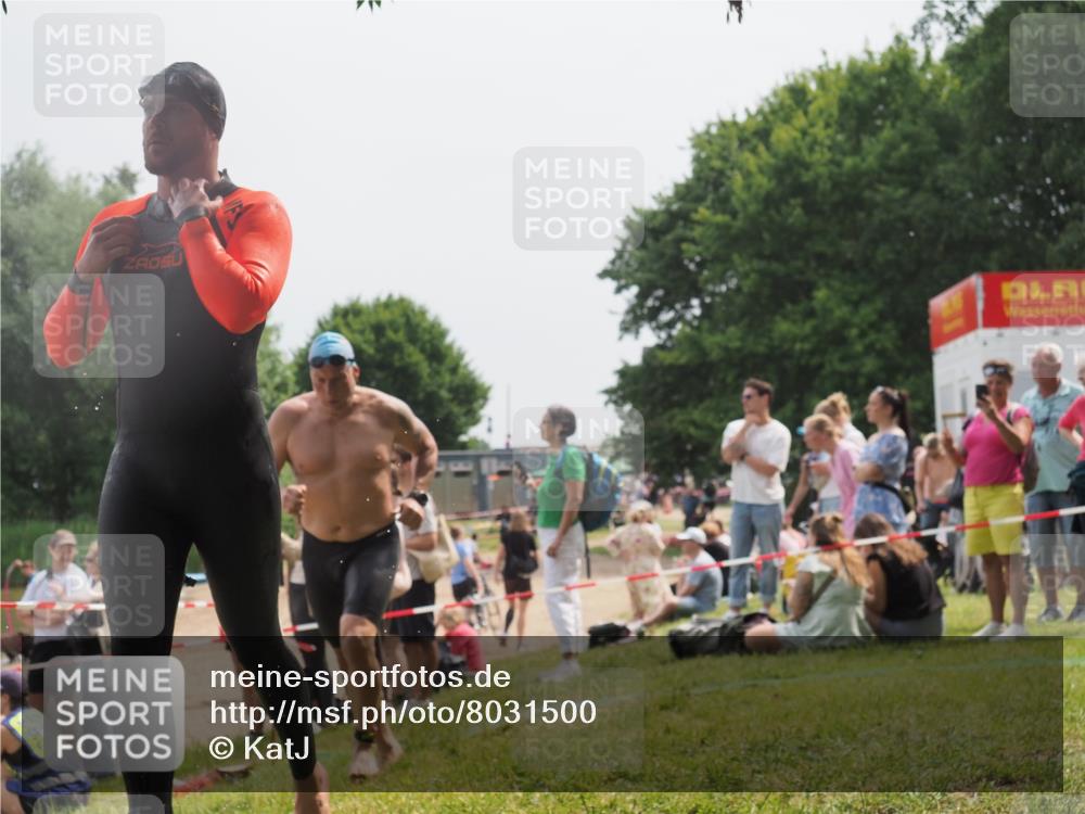 15.06.2025 - 27. Vierlanden-Triathlon KatJ http://msf.ph/oto/8031500 15.06.2025 11:09:56 Schwimmen 745, 784, 786 meine-sportfotos.de