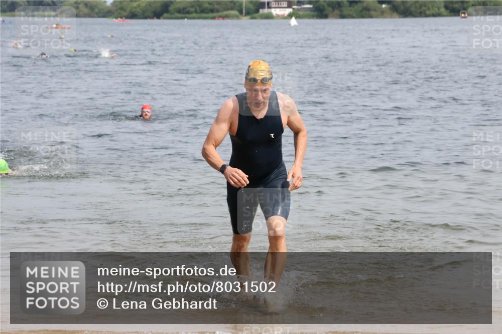 15.06.2025 - 27. Vierlanden-Triathlon Lena Gebhardt http://msf.ph/oto/8031502 15.06.2025 11:10:58 Schwimmen 832, 861, 947 meine-sportfotos.de