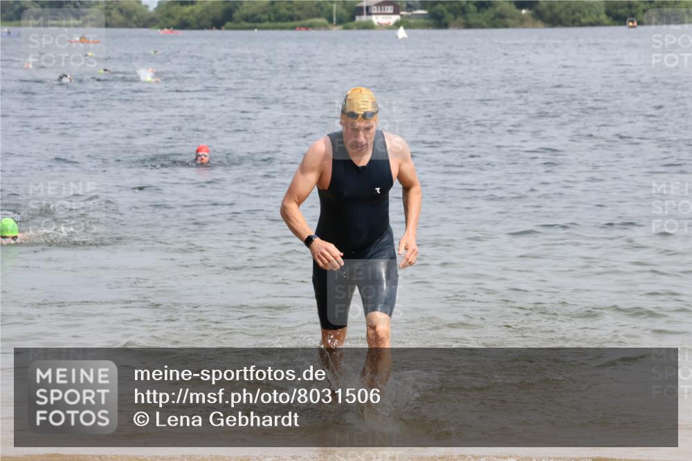 15.06.2025 - 27. Vierlanden-Triathlon Lena Gebhardt http://msf.ph/oto/8031506 15.06.2025 11:10:58 Schwimmen 832, 861, 947 meine-sportfotos.de