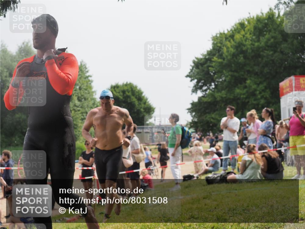 15.06.2025 - 27. Vierlanden-Triathlon KatJ http://msf.ph/oto/8031508 15.06.2025 11:09:56 Schwimmen 745, 784, 786 meine-sportfotos.de