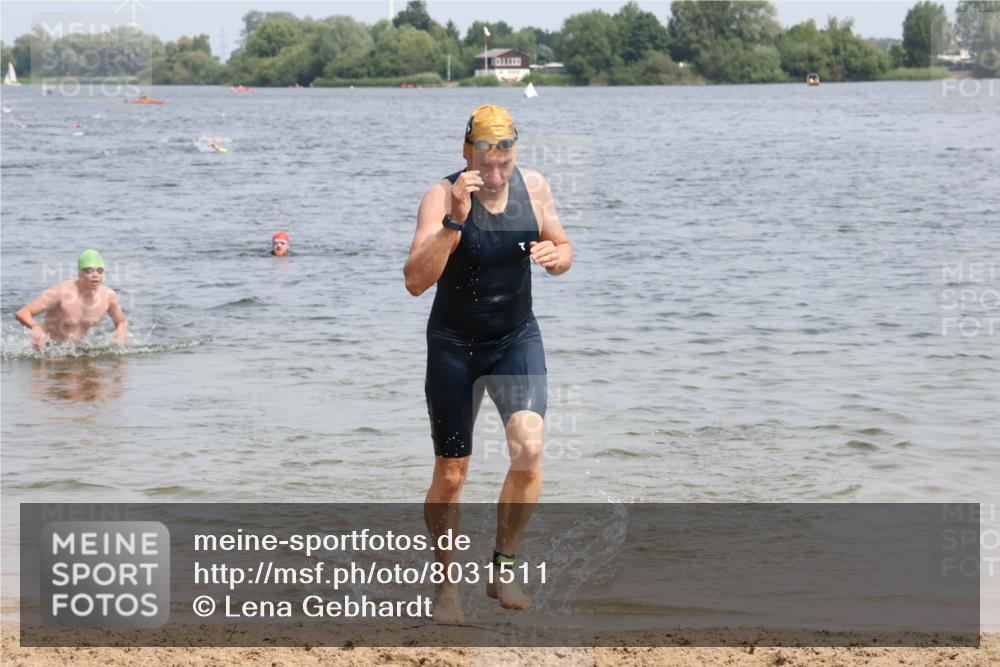 15.06.2025 - 27. Vierlanden-Triathlon Lena Gebhardt http://msf.ph/oto/8031511 15.06.2025 11:10:59 Schwimmen 832, 861, 947 meine-sportfotos.de