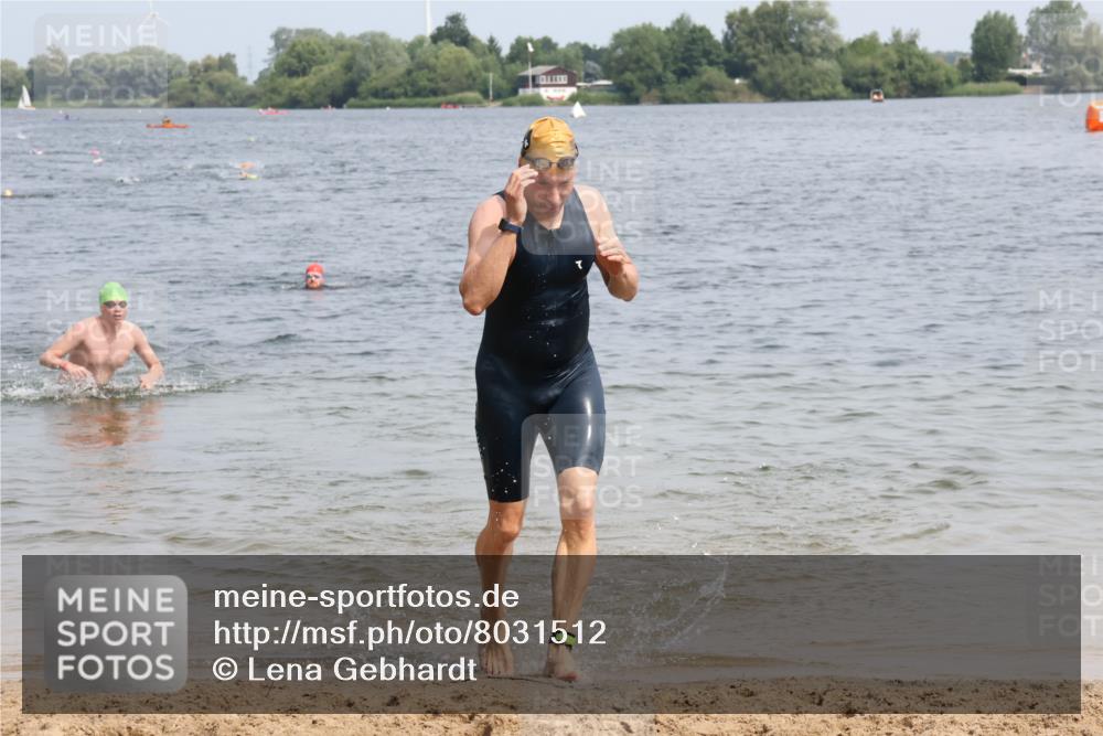 15.06.2025 - 27. Vierlanden-Triathlon Lena Gebhardt http://msf.ph/oto/8031512 15.06.2025 11:10:59 Schwimmen 832, 861, 947 meine-sportfotos.de