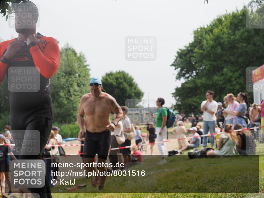 15.06.2025 - 27. Vierlanden-Triathlon KatJ http://msf.ph/oto/8031516 15.06.2025 11:09:56 Schwimmen 745, 784, 786 meine-sportfotos.de