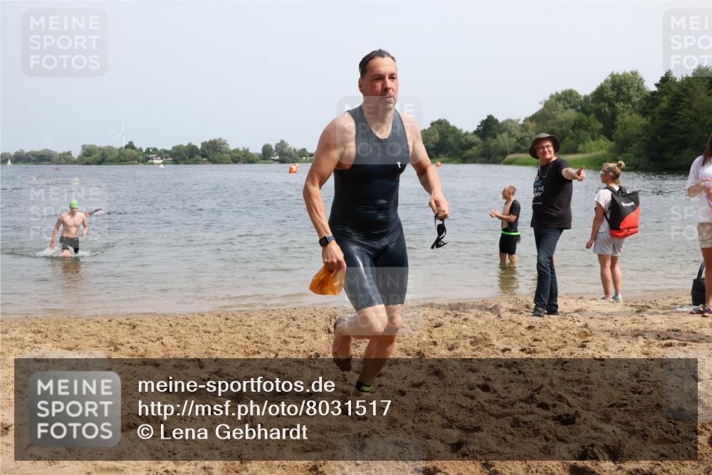 15.06.2025 - 27. Vierlanden-Triathlon Lena Gebhardt http://msf.ph/oto/8031517 15.06.2025 11:11:02 Schwimmen 861, 947 meine-sportfotos.de