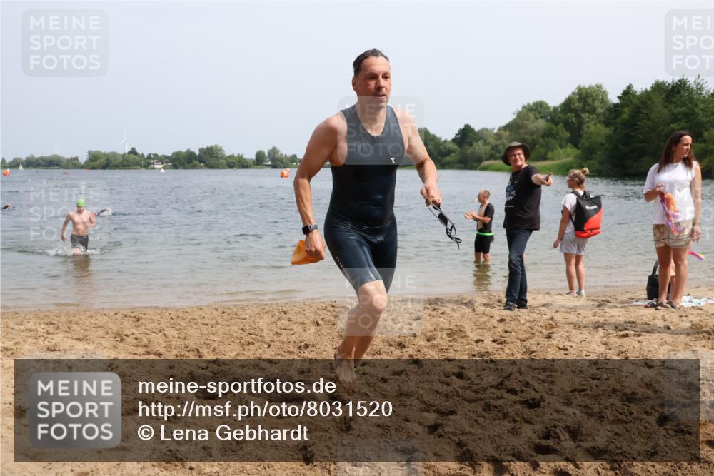15.06.2025 - 27. Vierlanden-Triathlon Lena Gebhardt http://msf.ph/oto/8031520 15.06.2025 11:11:02 Schwimmen 861, 947 meine-sportfotos.de