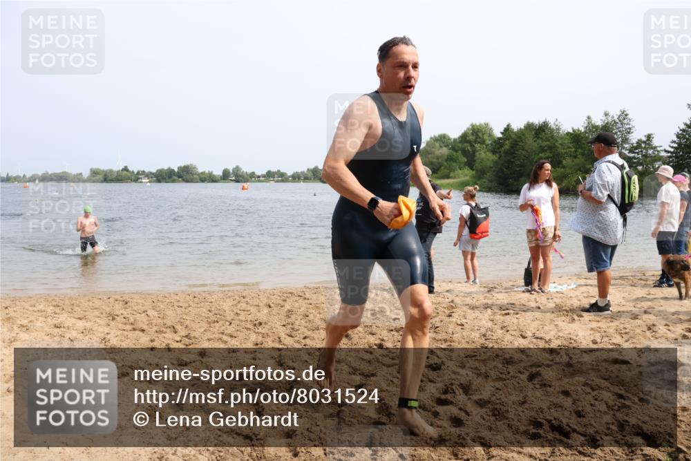 15.06.2025 - 27. Vierlanden-Triathlon Lena Gebhardt http://msf.ph/oto/8031524 15.06.2025 11:11:02 Schwimmen 861, 947 meine-sportfotos.de