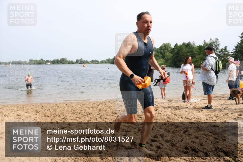 15.06.2025 - 27. Vierlanden-Triathlon Lena Gebhardt http://msf.ph/oto/8031527 15.06.2025 11:11:02 Schwimmen 861, 947 meine-sportfotos.de