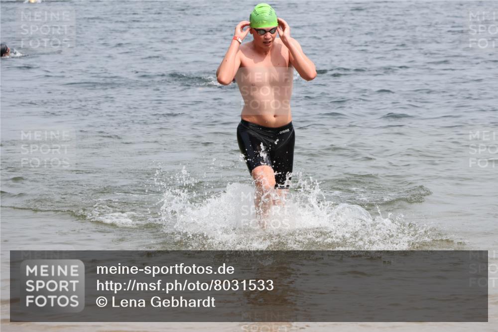 15.06.2025 - 27. Vierlanden-Triathlon Lena Gebhardt http://msf.ph/oto/8031533 15.06.2025 11:11:04 Schwimmen 861, 947 meine-sportfotos.de