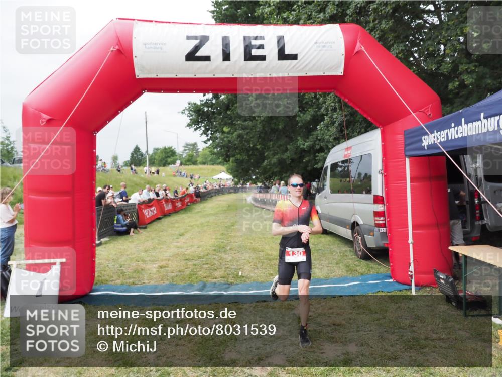 21.06.2025 - 27. Vierlanden-Triathlon MichiJ http://msf.ph/oto/8031539 15.06.2026 12:46:12 Ziel 130 meine-sportfotos.de