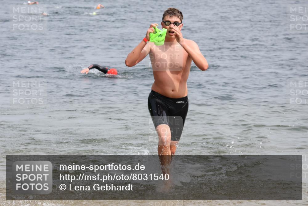 15.06.2025 - 27. Vierlanden-Triathlon Lena Gebhardt http://msf.ph/oto/8031540 15.06.2025 11:11:04 Schwimmen 861, 947 meine-sportfotos.de