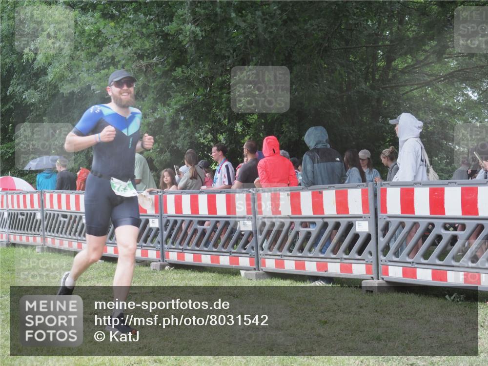 21.06.2025 - 27. Vierlanden-Triathlon KatJ http://msf.ph/oto/8031542 15.06.2025 13:40:59 Ziel 763, 925 meine-sportfotos.de