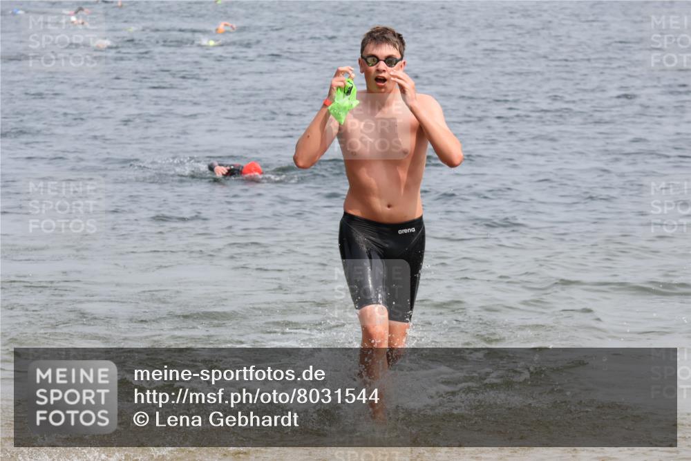 15.06.2025 - 27. Vierlanden-Triathlon Lena Gebhardt http://msf.ph/oto/8031544 15.06.2025 11:11:04 Schwimmen 861, 947 meine-sportfotos.de