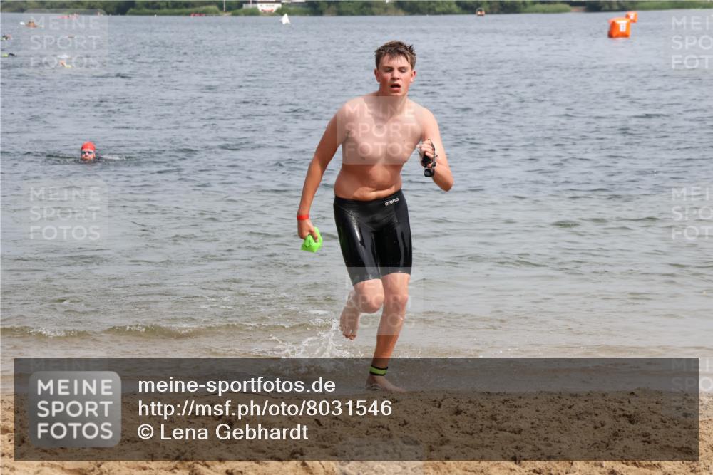 15.06.2025 - 27. Vierlanden-Triathlon Lena Gebhardt http://msf.ph/oto/8031546 15.06.2025 11:11:06 Schwimmen 861, 947 meine-sportfotos.de