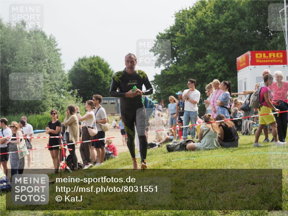 15.06.2025 - 27. Vierlanden-Triathlon KatJ http://msf.ph/oto/8031551 15.06.2025 11:09:59 Schwimmen 745, 784, 786 meine-sportfotos.de