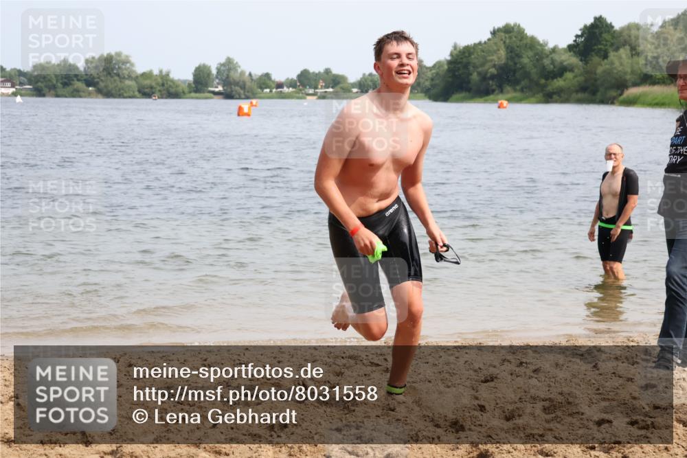15.06.2025 - 27. Vierlanden-Triathlon Lena Gebhardt http://msf.ph/oto/8031558 15.06.2025 11:11:07 Schwimmen 861, 947 meine-sportfotos.de