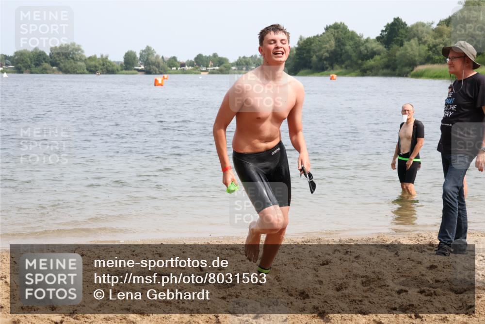15.06.2025 - 27. Vierlanden-Triathlon Lena Gebhardt http://msf.ph/oto/8031563 15.06.2025 11:11:07 Schwimmen 861, 947 meine-sportfotos.de