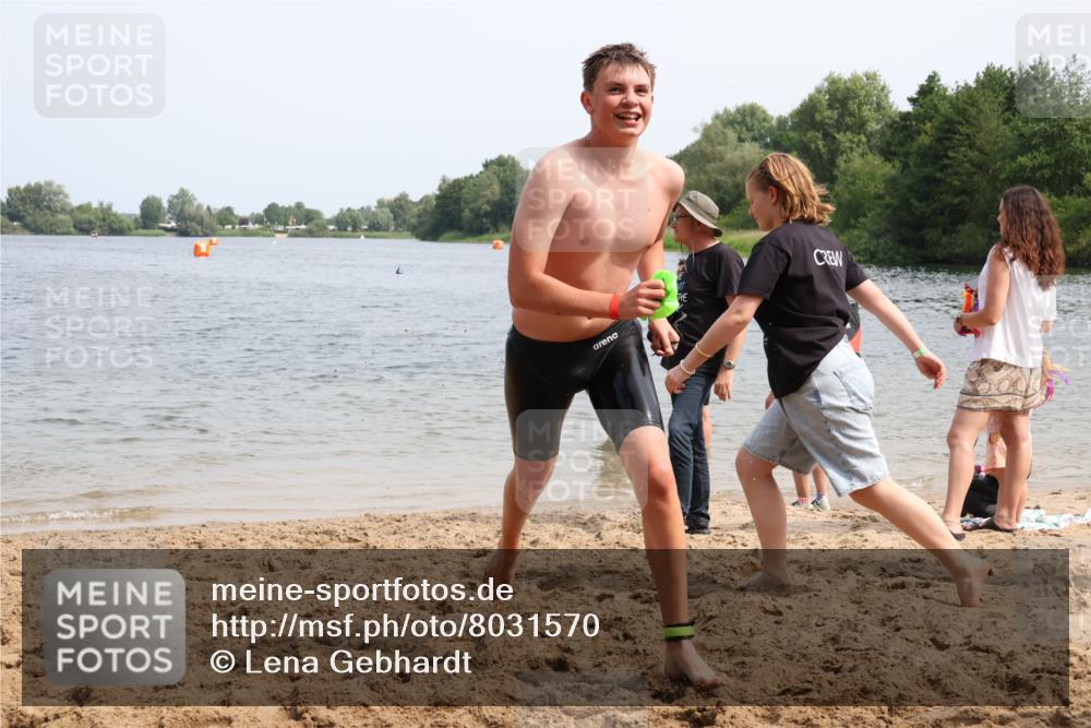 15.06.2025 - 27. Vierlanden-Triathlon Lena Gebhardt http://msf.ph/oto/8031570 15.06.2025 11:11:07 Schwimmen 861, 947 meine-sportfotos.de