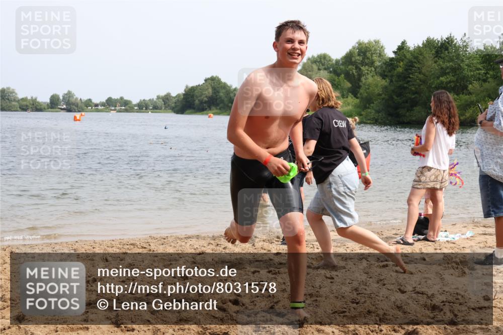 15.06.2025 - 27. Vierlanden-Triathlon Lena Gebhardt http://msf.ph/oto/8031578 15.06.2025 11:11:08 Schwimmen 861, 947 meine-sportfotos.de