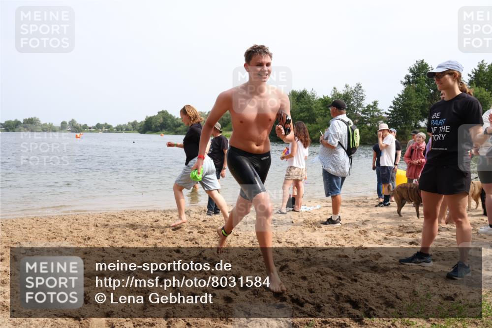 15.06.2025 - 27. Vierlanden-Triathlon Lena Gebhardt http://msf.ph/oto/8031584 15.06.2025 11:11:08 Schwimmen 861, 947 meine-sportfotos.de