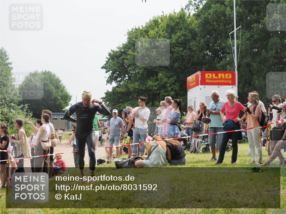 15.06.2025 - 27. Vierlanden-Triathlon KatJ http://msf.ph/oto/8031592 15.06.2025 11:10:15 Schwimmen 789 meine-sportfotos.de