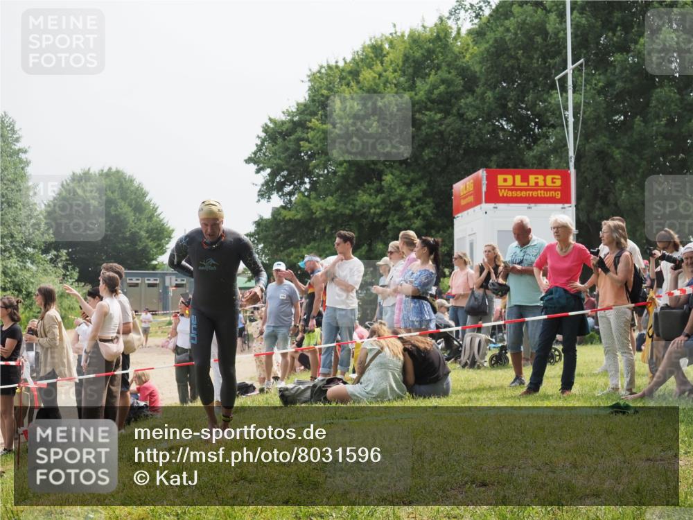 15.06.2025 - 27. Vierlanden-Triathlon KatJ http://msf.ph/oto/8031596 15.06.2025 11:10:15 Schwimmen 789 meine-sportfotos.de