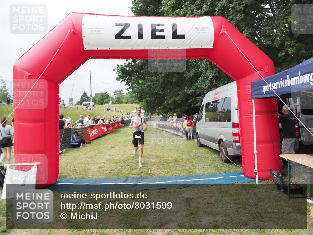 21.06.2025 - 27. Vierlanden-Triathlon MichiJ http://msf.ph/oto/8031599 15.06.2026 12:46:38 Ziel 138 meine-sportfotos.de
