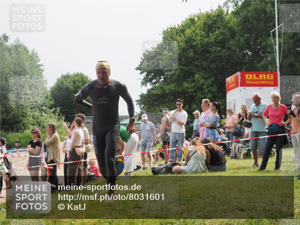 15.06.2025 - 27. Vierlanden-Triathlon KatJ http://msf.ph/oto/8031601 15.06.2025 11:10:17 Schwimmen 789 meine-sportfotos.de