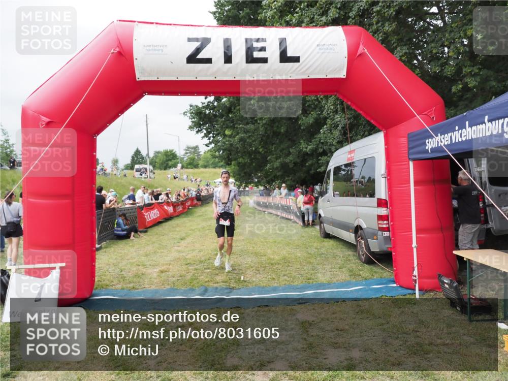 21.06.2025 - 27. Vierlanden-Triathlon MichiJ http://msf.ph/oto/8031605 15.06.2026 12:46:38 Ziel 138 meine-sportfotos.de