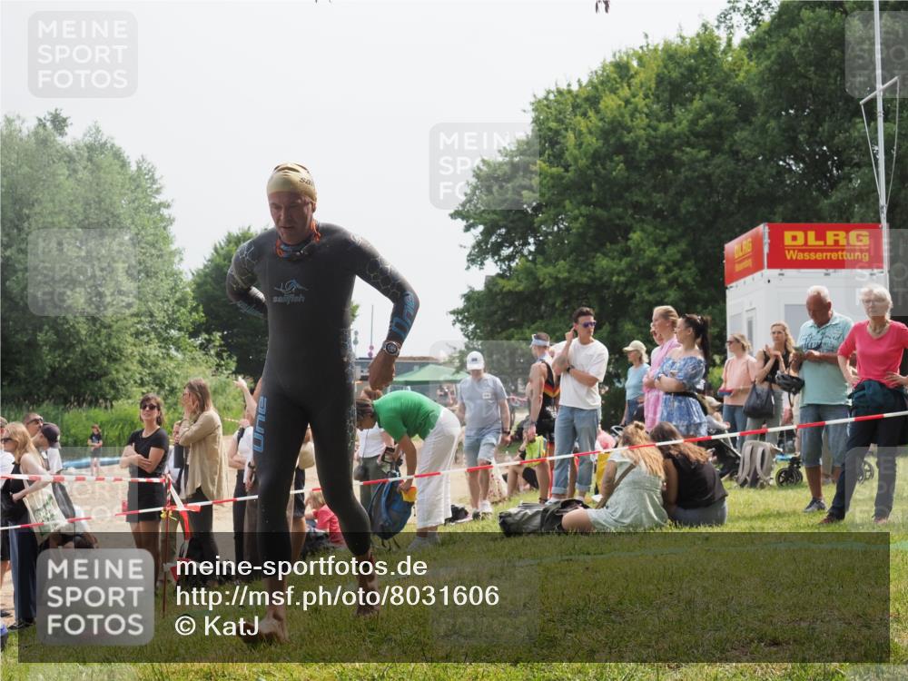 15.06.2025 - 27. Vierlanden-Triathlon KatJ http://msf.ph/oto/8031606 15.06.2025 11:10:17 Schwimmen 789 meine-sportfotos.de