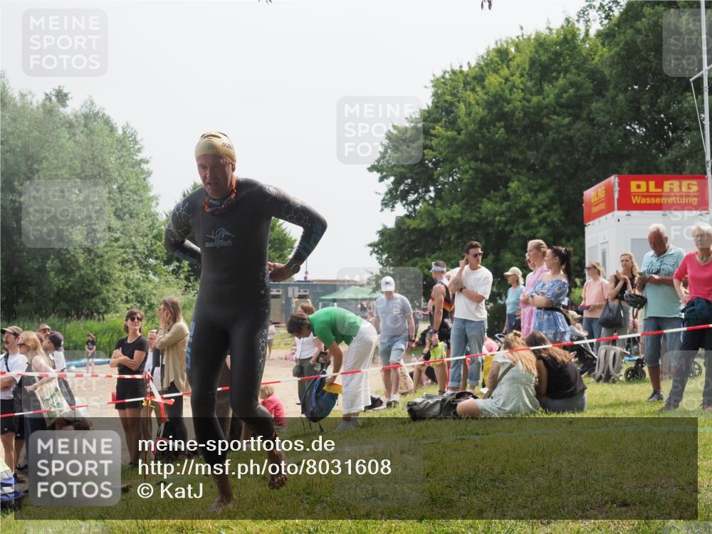 15.06.2025 - 27. Vierlanden-Triathlon KatJ http://msf.ph/oto/8031608 15.06.2025 11:10:17 Schwimmen 789 meine-sportfotos.de
