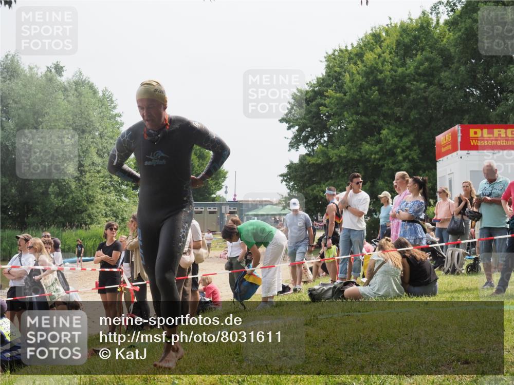 15.06.2025 - 27. Vierlanden-Triathlon KatJ http://msf.ph/oto/8031611 15.06.2025 11:10:17 Schwimmen 789 meine-sportfotos.de