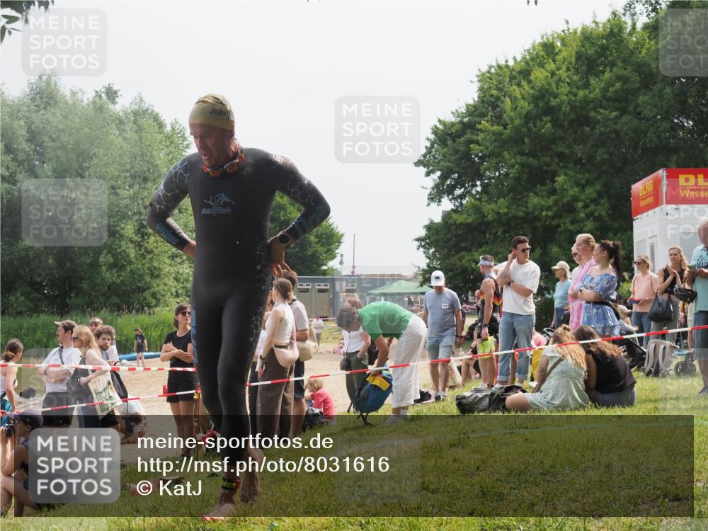 15.06.2025 - 27. Vierlanden-Triathlon KatJ http://msf.ph/oto/8031616 15.06.2025 11:10:17 Schwimmen 789 meine-sportfotos.de