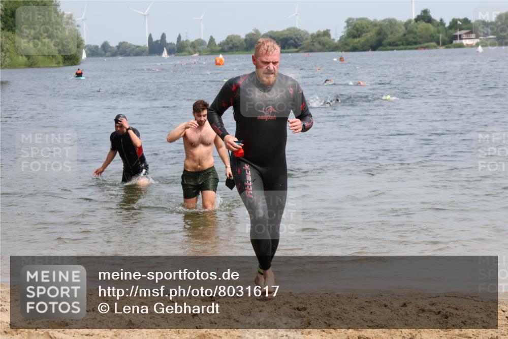 15.06.2025 - 27. Vierlanden-Triathlon Lena Gebhardt http://msf.ph/oto/8031617 15.06.2025 11:11:26 Schwimmen 742, 843 meine-sportfotos.de