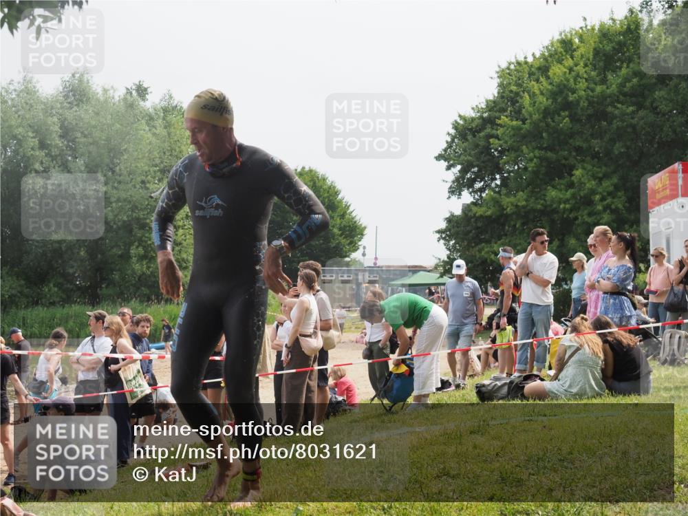 15.06.2025 - 27. Vierlanden-Triathlon KatJ http://msf.ph/oto/8031621 15.06.2025 11:10:17 Schwimmen 789 meine-sportfotos.de