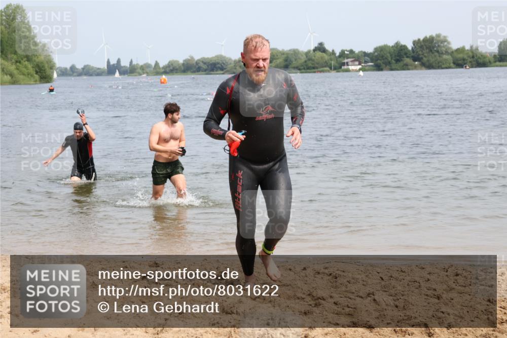 15.06.2025 - 27. Vierlanden-Triathlon Lena Gebhardt http://msf.ph/oto/8031622 15.06.2025 11:11:27 Schwimmen 742, 843 meine-sportfotos.de