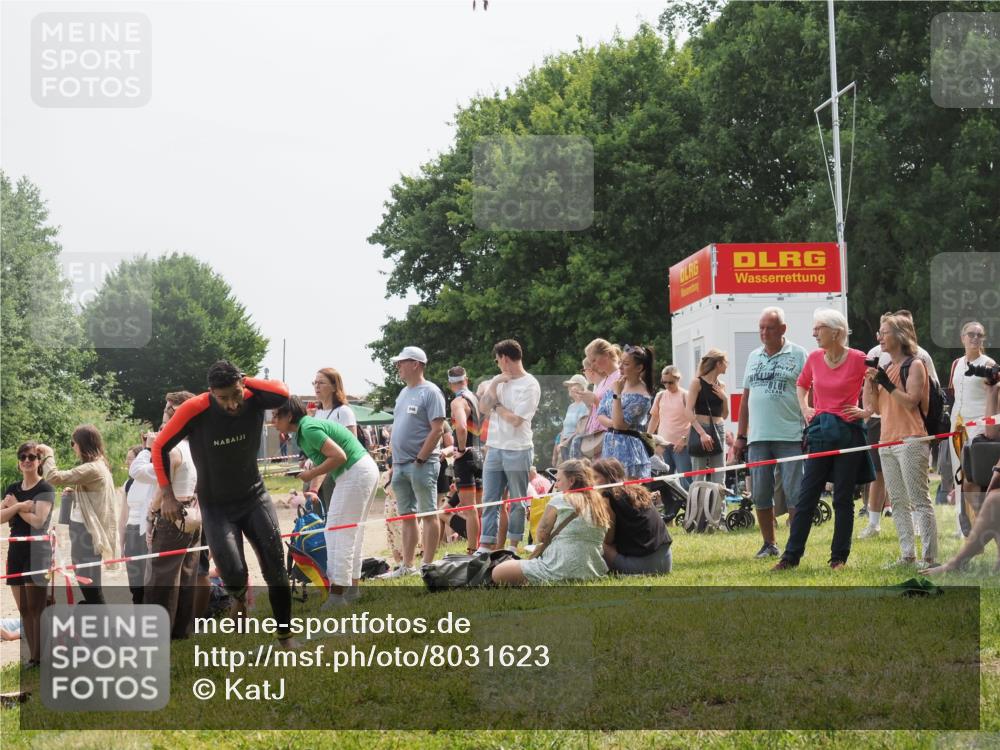 15.06.2025 - 27. Vierlanden-Triathlon KatJ http://msf.ph/oto/8031623 15.06.2025 11:10:34 Schwimmen 772, 953 meine-sportfotos.de
