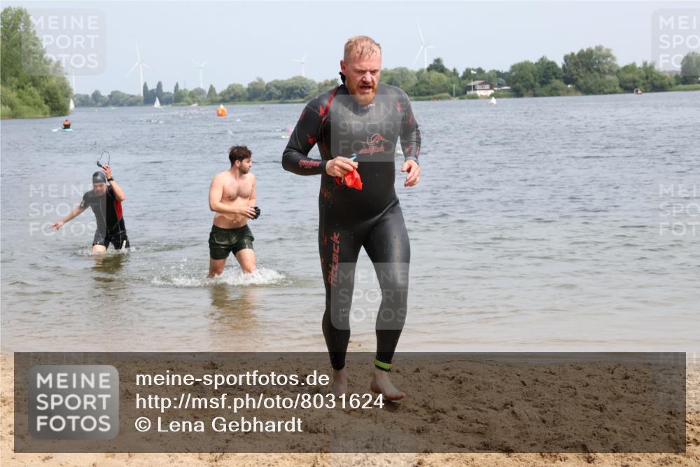 15.06.2025 - 27. Vierlanden-Triathlon Lena Gebhardt http://msf.ph/oto/8031624 15.06.2025 11:11:27 Schwimmen 742, 843 meine-sportfotos.de