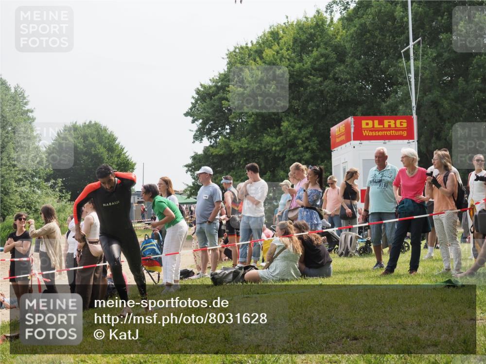 15.06.2025 - 27. Vierlanden-Triathlon KatJ http://msf.ph/oto/8031628 15.06.2025 11:10:34 Schwimmen 772, 953 meine-sportfotos.de