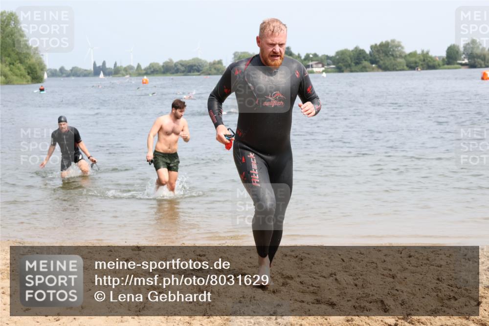 15.06.2025 - 27. Vierlanden-Triathlon Lena Gebhardt http://msf.ph/oto/8031629 15.06.2025 11:11:28 Schwimmen 742, 843 meine-sportfotos.de