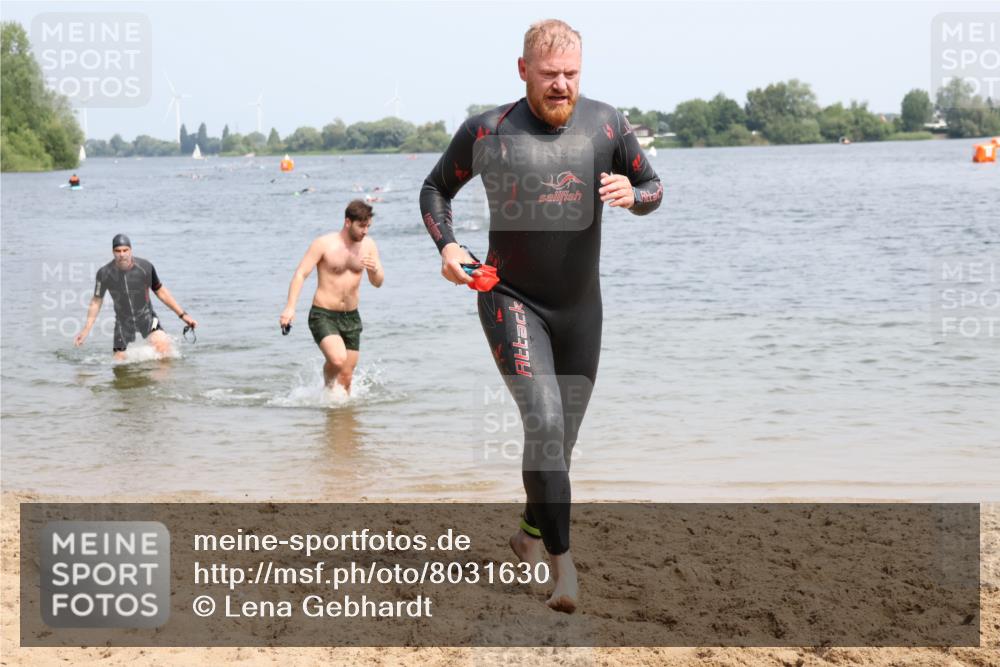 15.06.2025 - 27. Vierlanden-Triathlon Lena Gebhardt http://msf.ph/oto/8031630 15.06.2025 11:11:28 Schwimmen 742, 843 meine-sportfotos.de