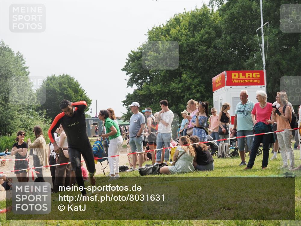 15.06.2025 - 27. Vierlanden-Triathlon KatJ http://msf.ph/oto/8031631 15.06.2025 11:10:34 Schwimmen 772, 953 meine-sportfotos.de