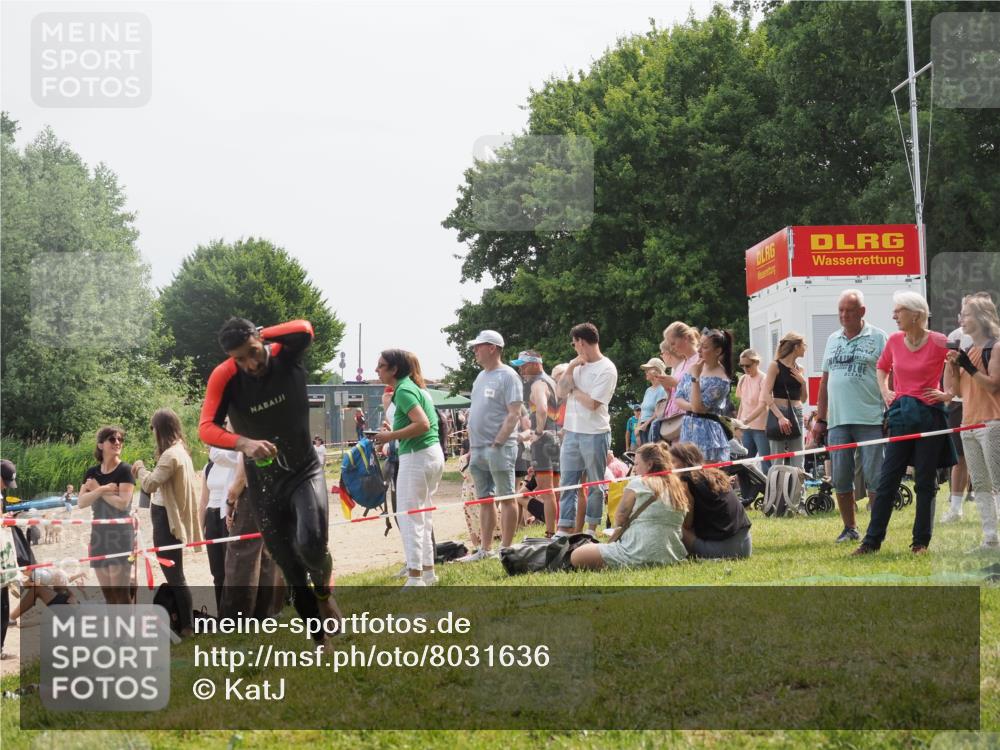 15.06.2025 - 27. Vierlanden-Triathlon KatJ http://msf.ph/oto/8031636 15.06.2025 11:10:34 Schwimmen 772, 953 meine-sportfotos.de