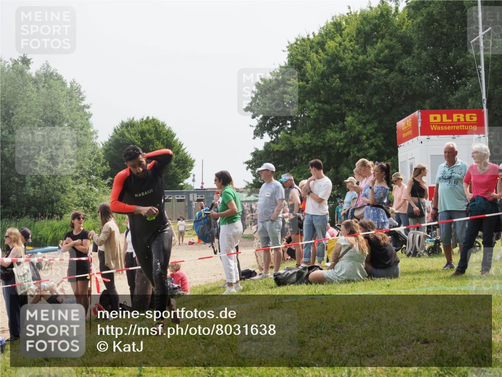 15.06.2025 - 27. Vierlanden-Triathlon KatJ http://msf.ph/oto/8031638 15.06.2025 11:10:35 Schwimmen 772, 953 meine-sportfotos.de