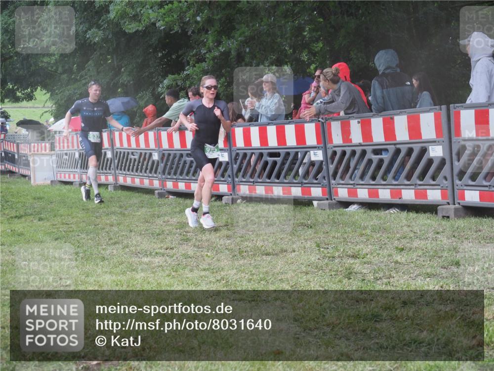 21.06.2025 - 27. Vierlanden-Triathlon KatJ http://msf.ph/oto/8031640 15.06.2025 13:41:06 Ziel 167, 637, 925, 961 meine-sportfotos.de