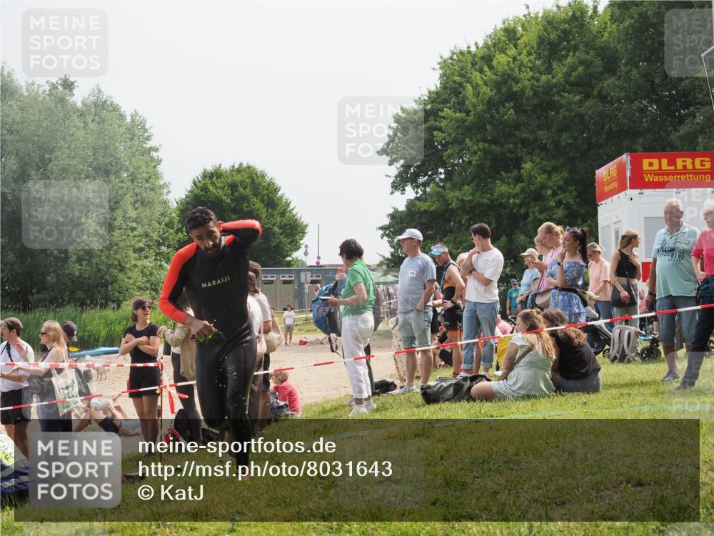 15.06.2025 - 27. Vierlanden-Triathlon KatJ http://msf.ph/oto/8031643 15.06.2025 11:10:35 Schwimmen 772, 953 meine-sportfotos.de