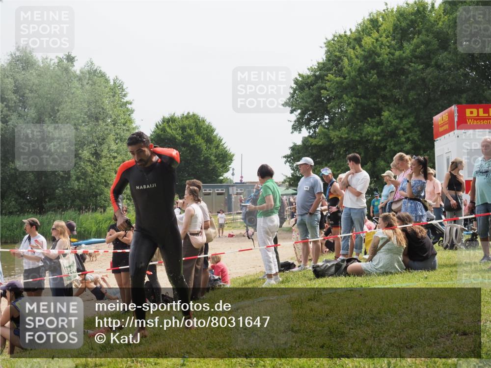 15.06.2025 - 27. Vierlanden-Triathlon KatJ http://msf.ph/oto/8031647 15.06.2025 11:10:35 Schwimmen 772, 953 meine-sportfotos.de