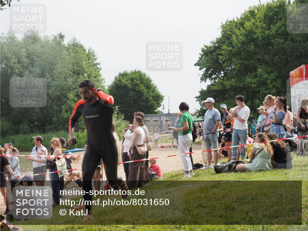 15.06.2025 - 27. Vierlanden-Triathlon KatJ http://msf.ph/oto/8031650 15.06.2025 11:10:35 Schwimmen 772, 953 meine-sportfotos.de