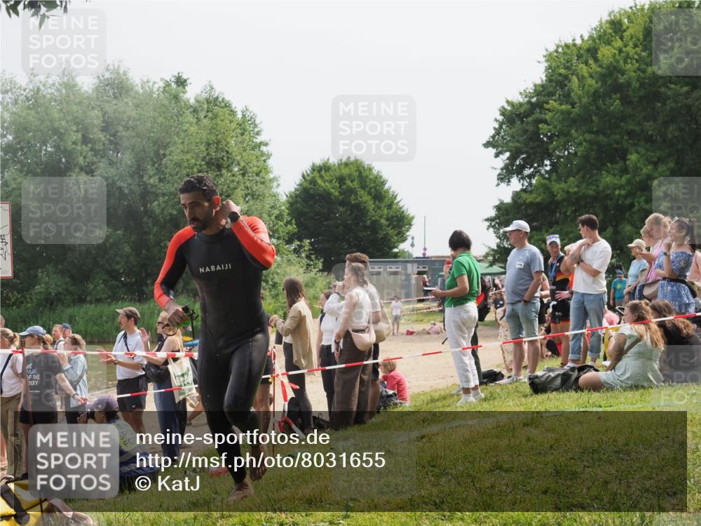 15.06.2025 - 27. Vierlanden-Triathlon KatJ http://msf.ph/oto/8031655 15.06.2025 11:10:35 Schwimmen 772, 953 meine-sportfotos.de