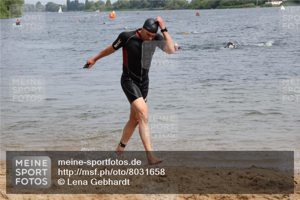 15.06.2025 - 27. Vierlanden-Triathlon Lena Gebhardt http://msf.ph/oto/8031658 15.06.2025 11:11:34 Schwimmen 742, 791, 843 meine-sportfotos.de